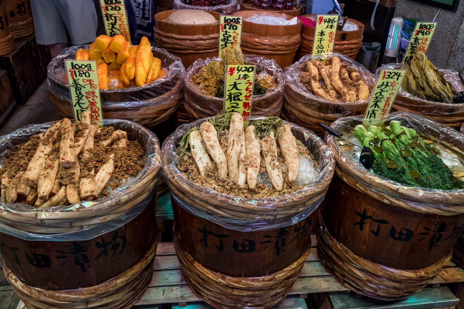 錦市場の木樽に並ぶ京漬物
