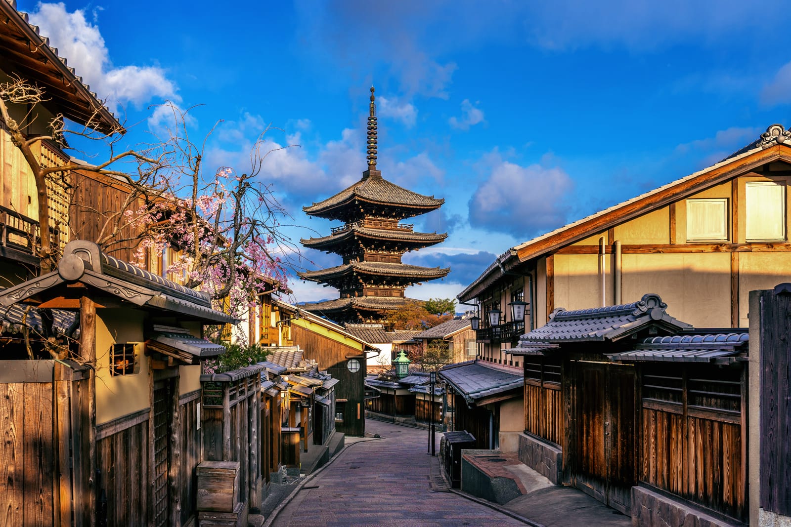八坂の塔と東山の石畳の町並み